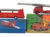 trois camions de pompiers miniatures et un camion de pompiers dans une boîte