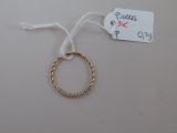 une bague en or attachée à un fil