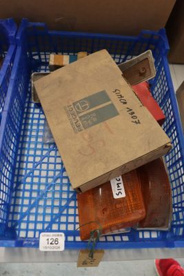 un panier bleu rempli d'articles variés dans un magasin