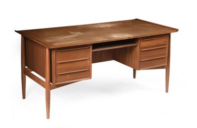 BUREAU plat en teck mouluré, agrémenté de deux caissons de t… - Photo 1
