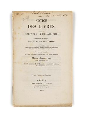 un vieux livre avec un titre en noir et blanc