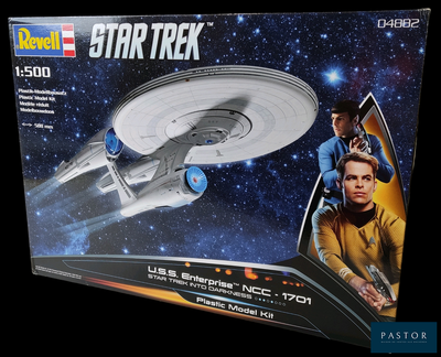 une boîte contenant une maquette d'un vaisseau de Star Trek