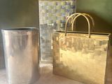 un sac en argent et un vase en argent posés sur une table