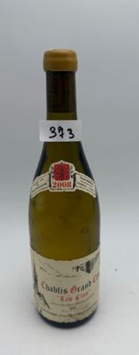 une bouteille de vin posée sur une table