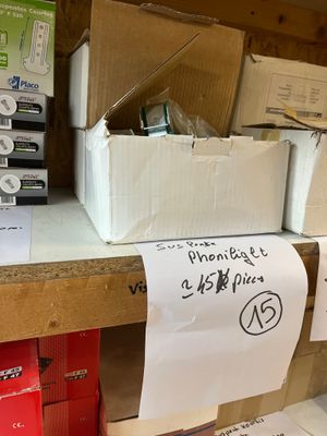 de nombreuses boîtes de papier toilette sur une étagère dans un magasin