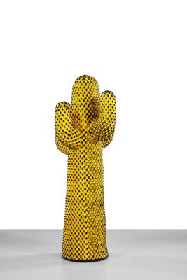 une image représentant un vase jaune surmonté d'un cactus