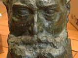 une statue représentant un homme barbu et moustachu
