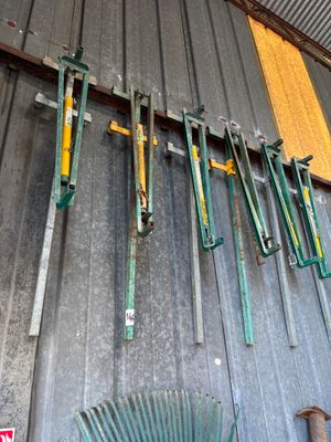 de nombreux outils accrochés au mur d'un immeuble