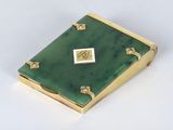 broche en forme de livre, de couleur or et verte, ornée d'un diamant au centre