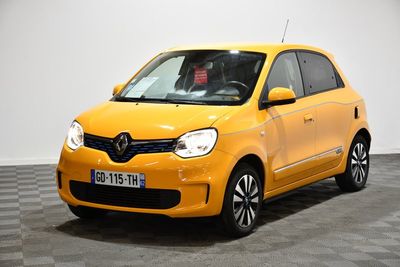 La petite voiture jaune est garée sur le sol à damier.