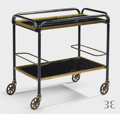 un chariot à apéritif noir et doré, muni de deux étagères et monté sur roulettes