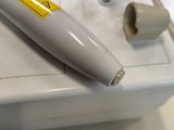 une brosse à dents posée sur une table, à côté d'une tasse