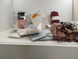une étagère blanche sur laquelle sont posés de nombreux objets