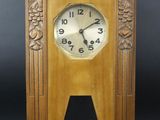 une horloge en bois posée sur une table