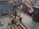 une photo d'un chariot élévateur dans un entrepôt