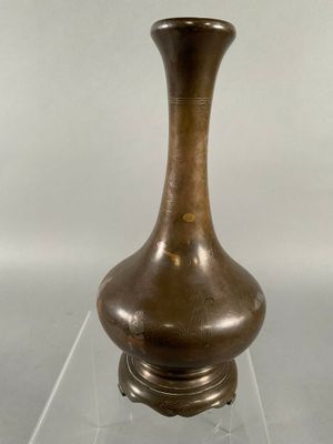 Vase soliflore en bronze à corps pansu et long col légèremen…