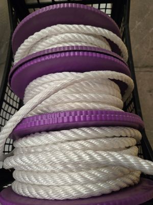un panier rempli de cordes blanches et violettes