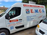 deux camionnettes garées l'une à côté de l'autre sur le bord de la route
