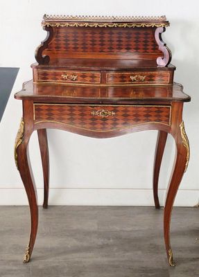 un petit bureau surmonté d'un miroir