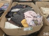 une boîte en carton remplie de vêtements dans un magasin