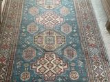 un tapis qui se trouve sur le sol d'une pièce