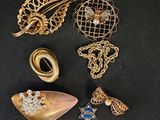 plusieurs bijoux posés sur une surface noire