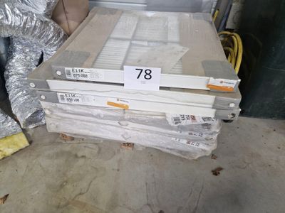 une pile de cartons empilés par terre
