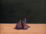deux figurines posées côte à côte sur une table