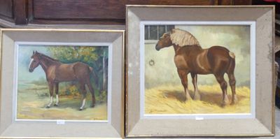 deux photos encadrées représentant des chevaux, posées sur une table
