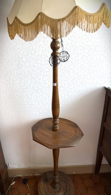 une table surmontée d'une lampe dans une pièce