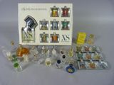 une photo d'une boîte de parfums assortis posée sur une table