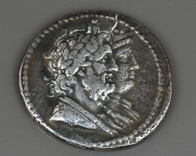 gros plan d'une pièce d'argent sur laquelle figure une femme