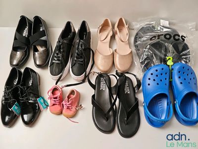 Plusieurs paires de chaussures sont alignées sur une table