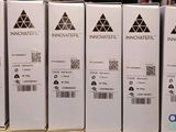 Quatre cartons de produits « Innovate Innovate » sont empilés les uns sur les autres