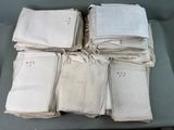 beaucoup de linge de table posé sur une table