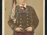 une vieille photo d'un homme portant un chapeau et une écharpe