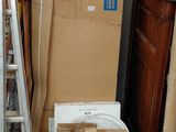 de nombreux cartons et une échelle dans un coin de la pièce