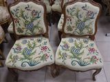 many chairs that are sitting in a room together