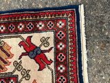 un tapis posé par terre, avec un chat allongé dessus