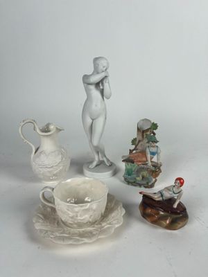 un grand nombre de figurines posées sur une table