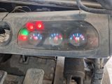un gros plan sur le tableau de bord d'une voiture, avec divers indicateurs