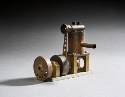 une petite maquette de machine à vapeur posée sur une table