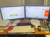un bureau sur lequel se trouvent deux écrans d'ordinateur et un ordinateur portable