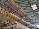 de nombreuses pièces de bois empilées les unes sur les autres