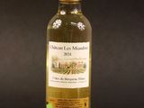 une bouteille de vin blanc posée sur une table noire