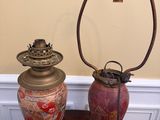 deux vases posés sur une table sur laquelle se trouve une lampe