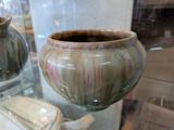 deux vases exposés dans une vitrine