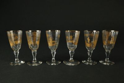 six verres à vin alignés sur un fond noir