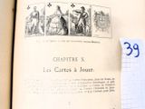un livre avec des photos de personnes dessus et une feuille de papier à côté