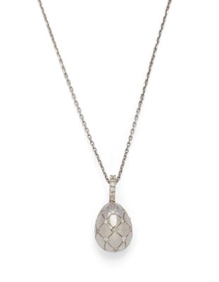 gros plan d'un collier sur fond blanc
